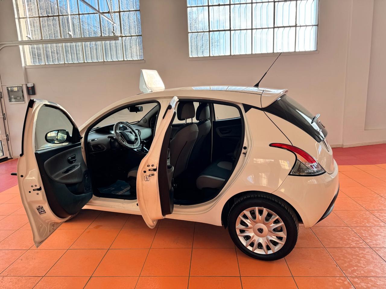 Lancia Ypsilon 1.2 69 CV 5 porte GPL Ecochic Silver