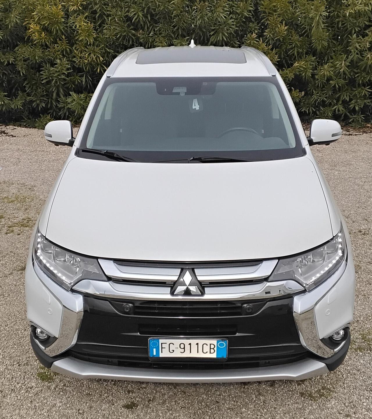 Mitsubishi Outlander 2.2 D INSTYLE PLUS 7 POSTI