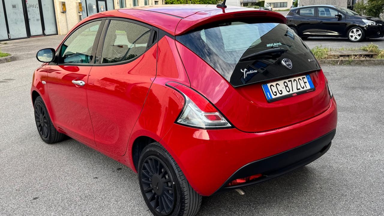 Lancia Ypsilon 1.0 FireFly 5 porte S&S Hybrid Ecochic Silver