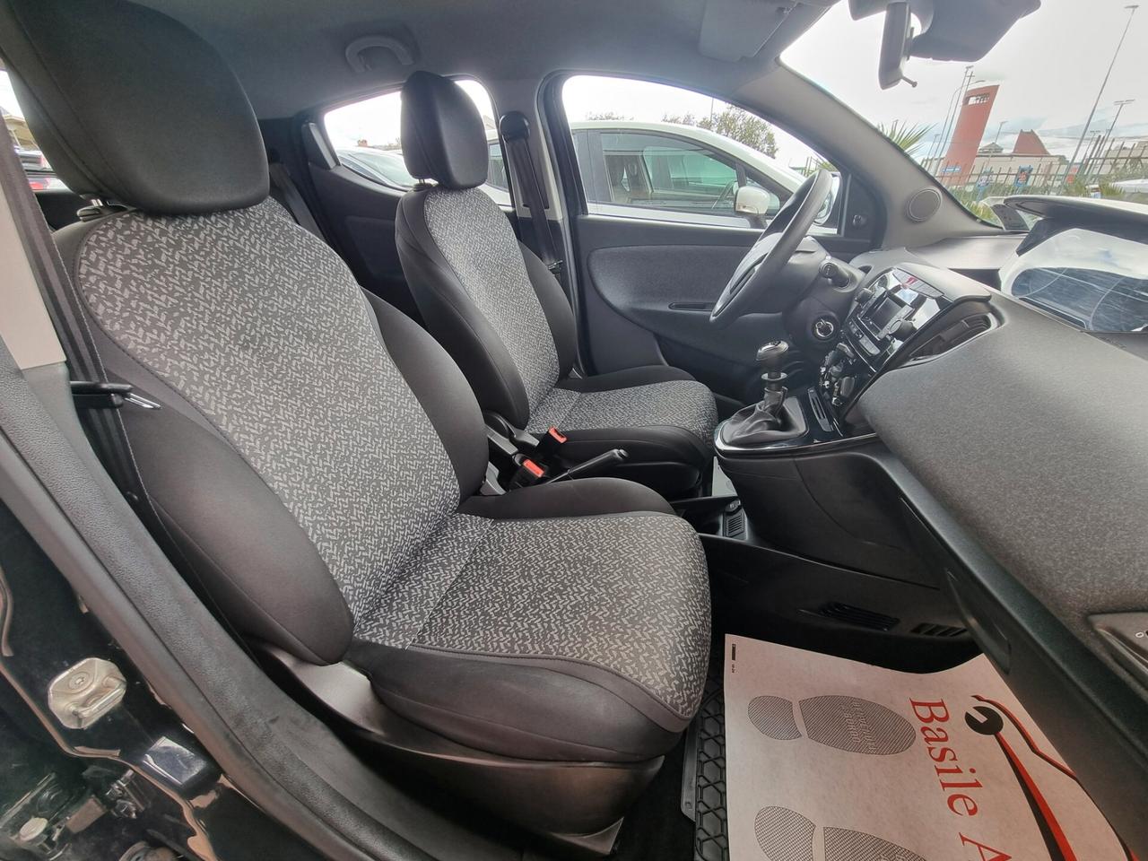 Lancia Ypsilon 1.0 FireFly 5 porte S&S Hybrid Silver