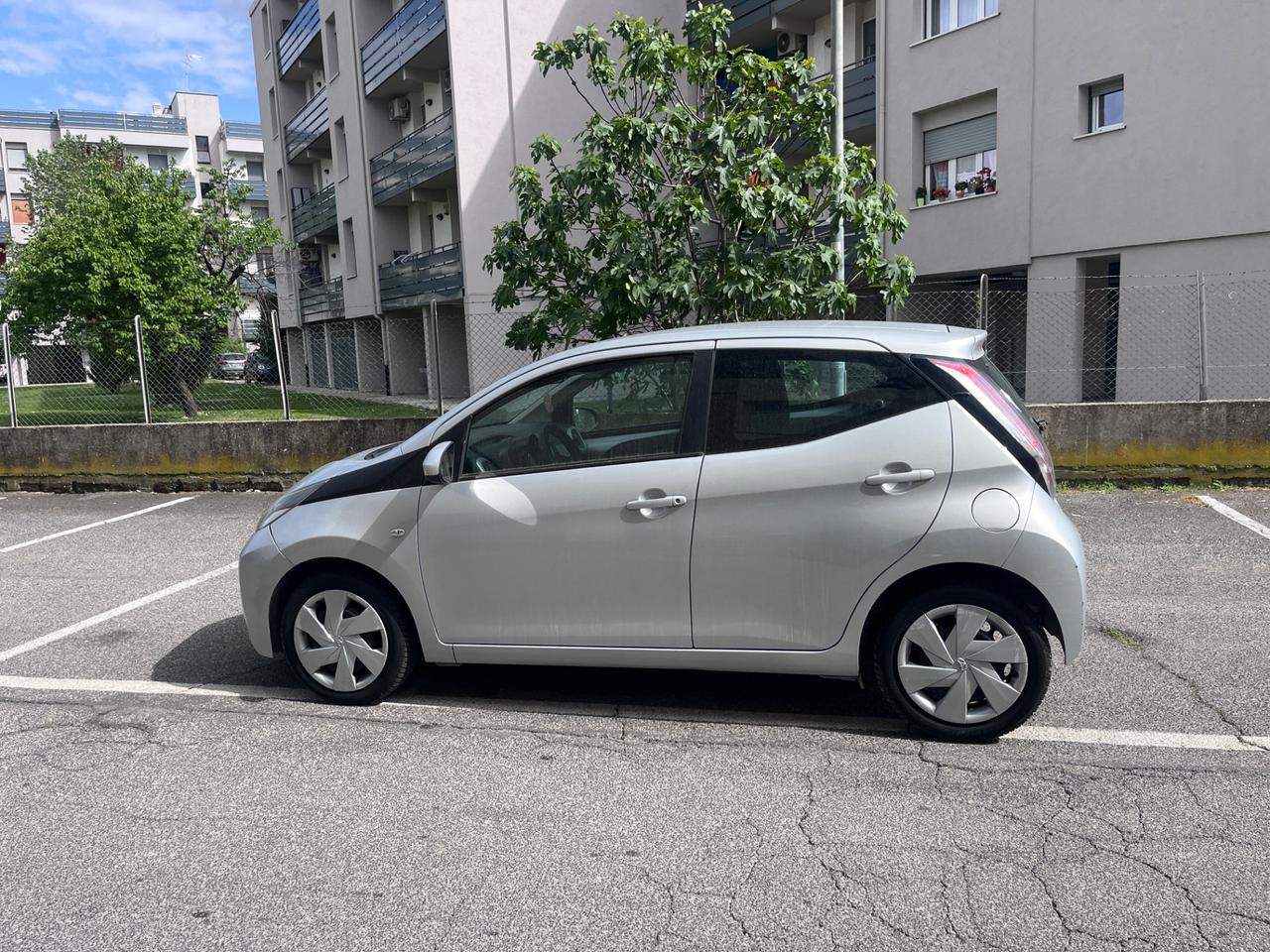 Toyota Aygo 1.0 VVT-i 69 CV 5 porte x-play TSS