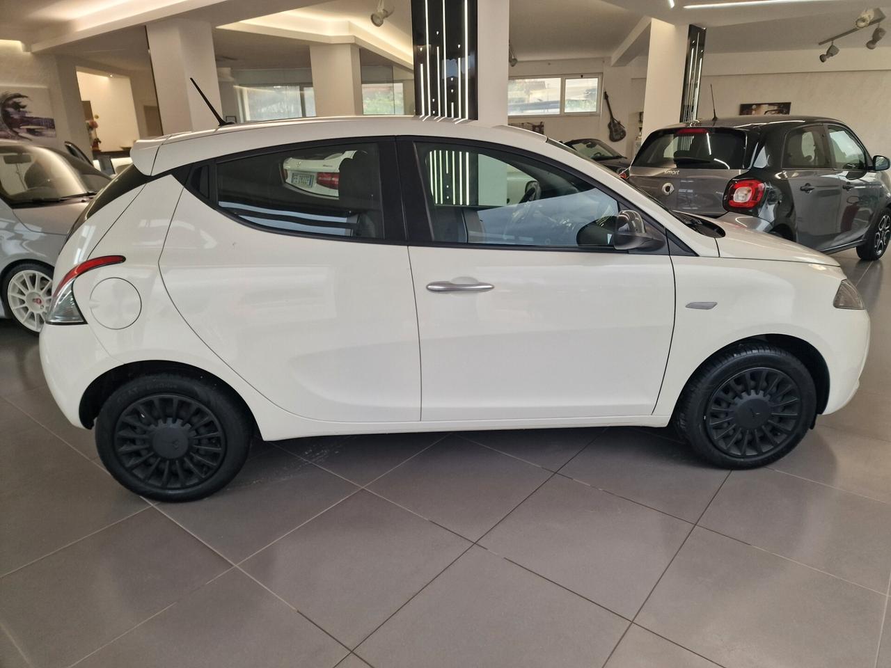 Lancia Ypsilon 1.0 FireFly 5 porte S&S Hybrid Ecochic A. Ferretti