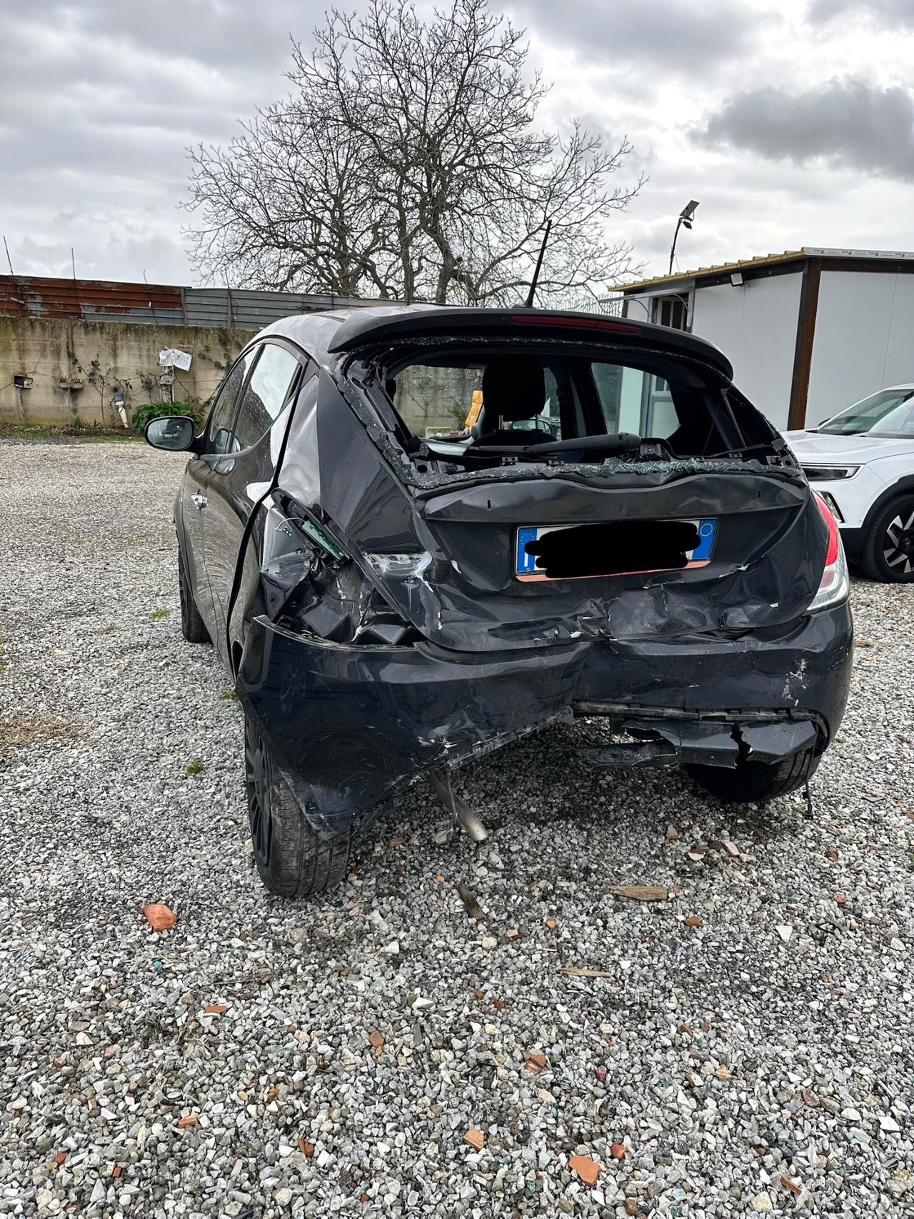 Lancia Ypsilon 1.0 hybrid 2023 sinistrata