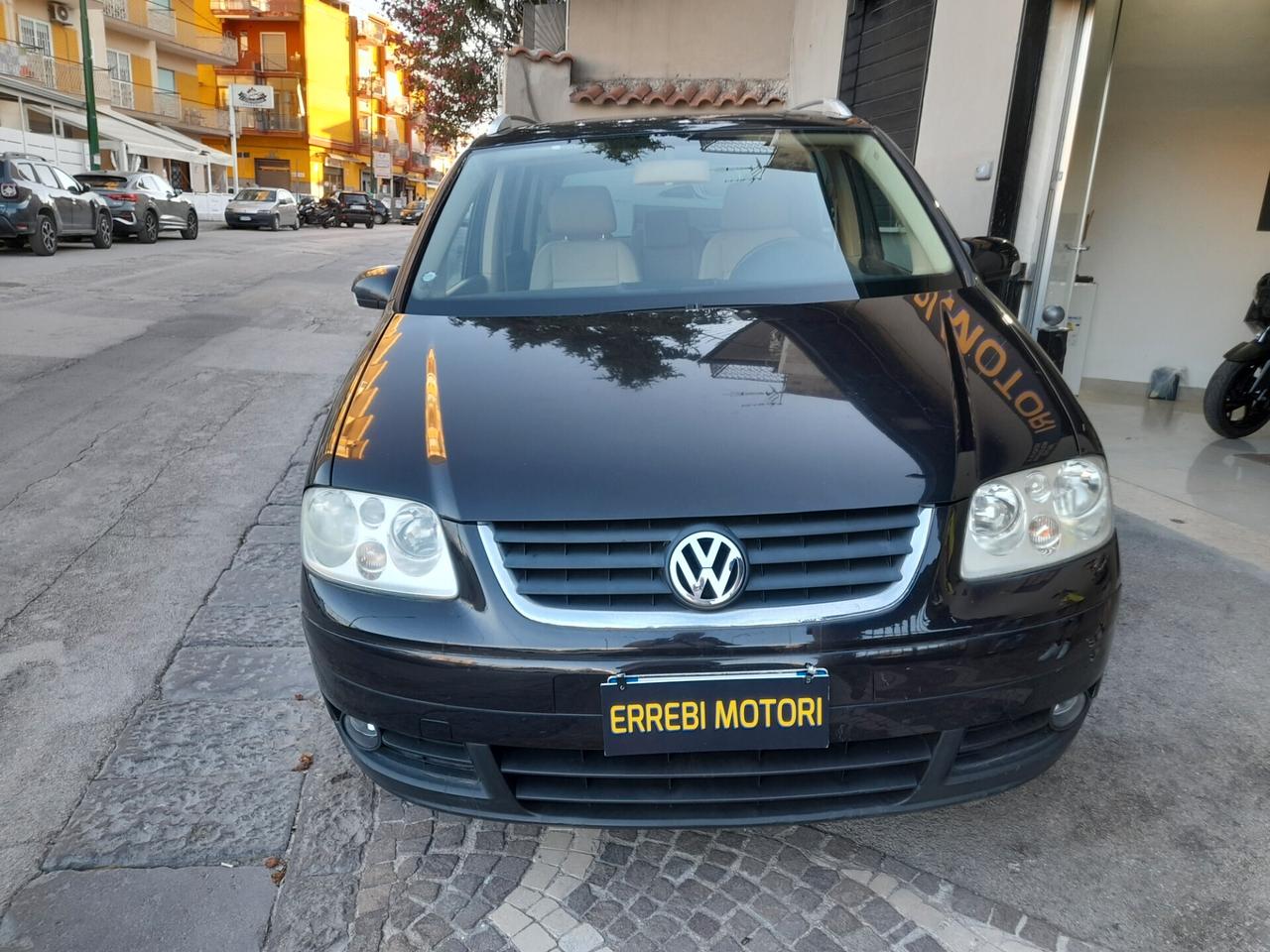 Volkswagen Touran 1.6 FSI Highline