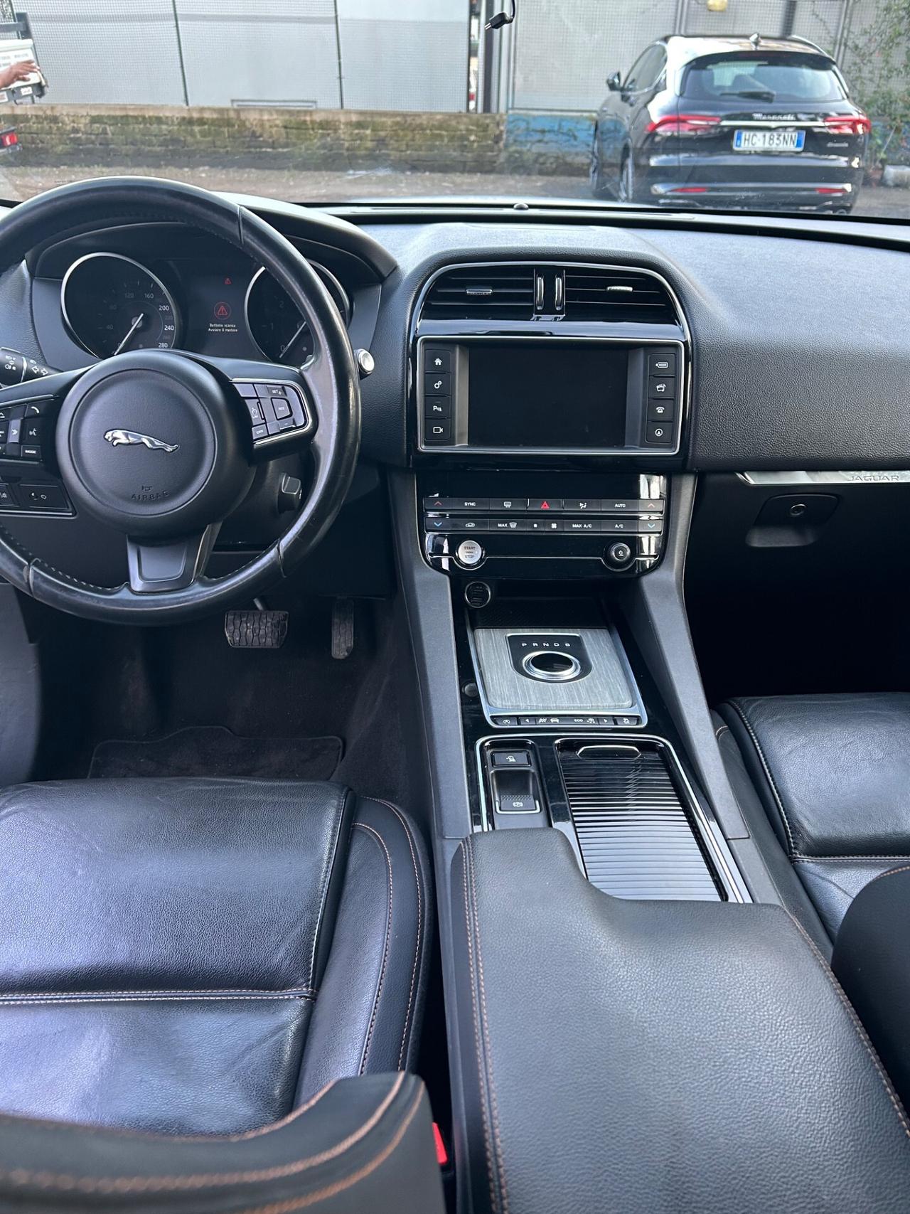 Jaguar F-Pace 2.0 D 180 CV AWD Distribuzione FATTA