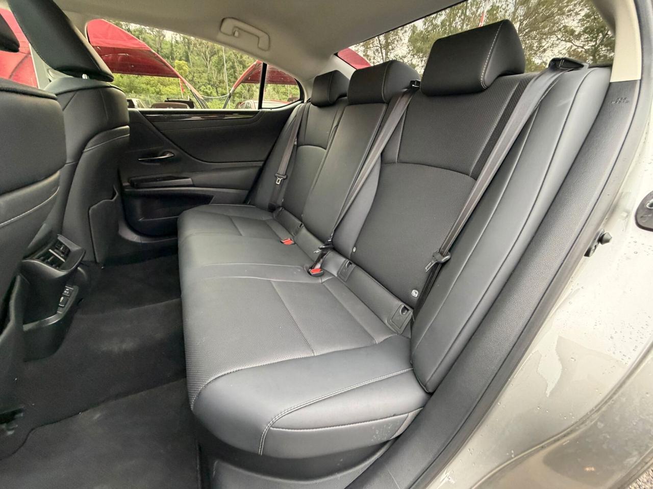 Lexus ES Hybrid Luxury