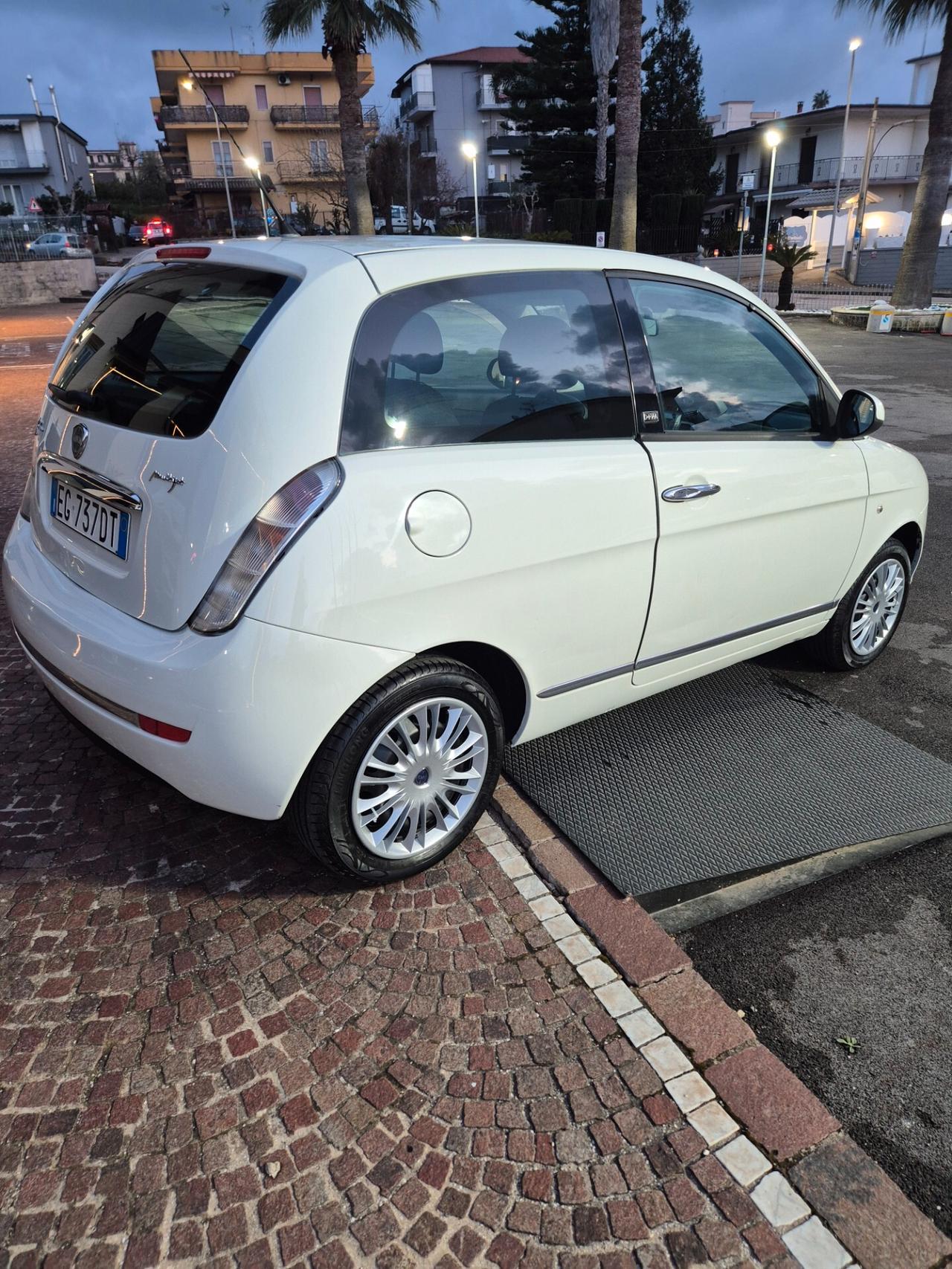 Lancia Ypsilon 1.3 MJT 75 CV DIVA