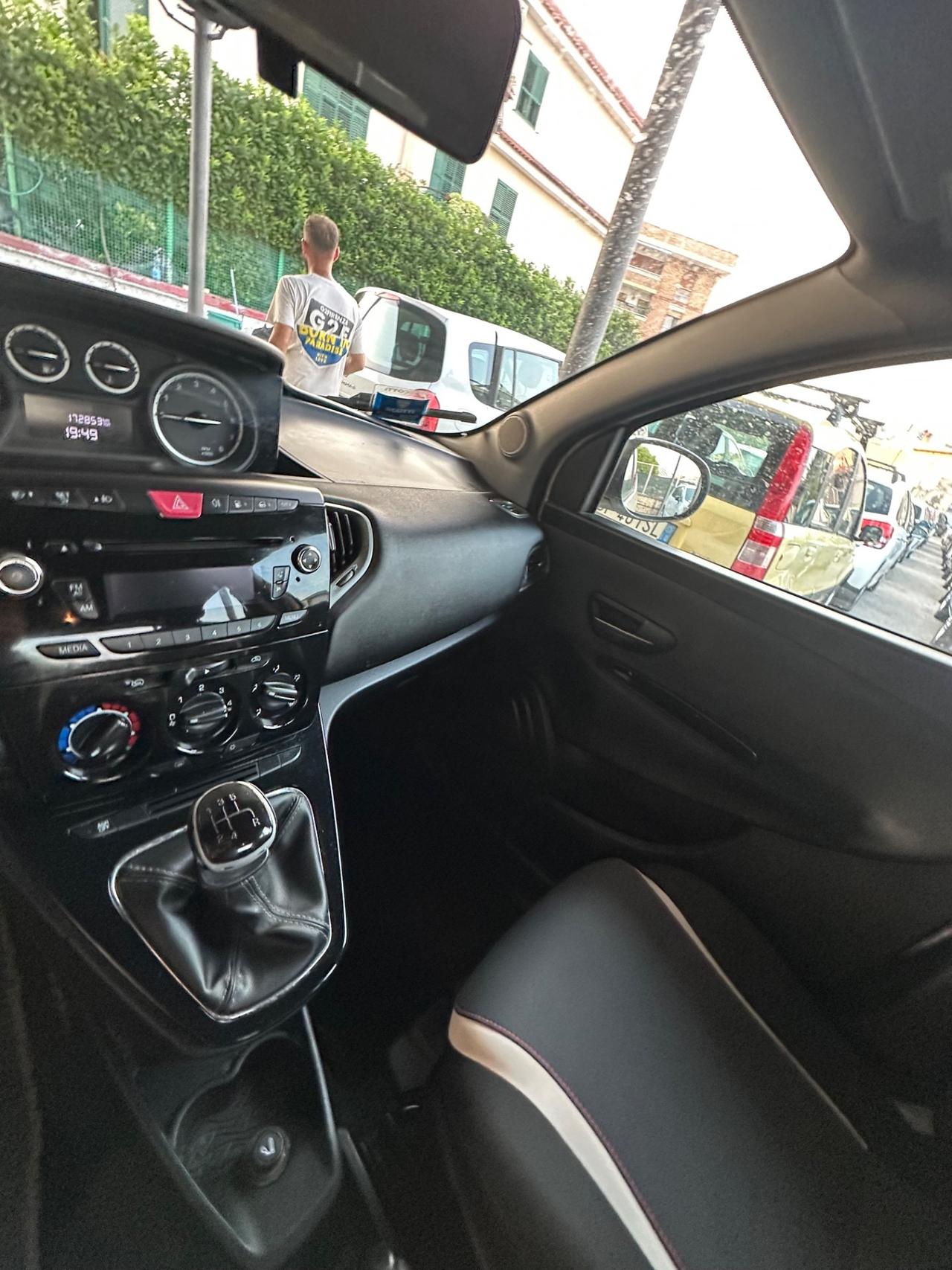 Lancia Ypsilon 0.9 TwinAir 85 CV 5 porte Metano Ecochic Elefantino