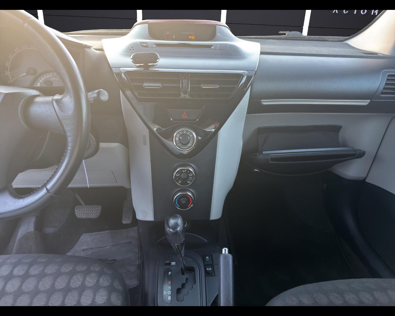 TOYOTA iQ - iQ 1.0 CVT Tobasco
