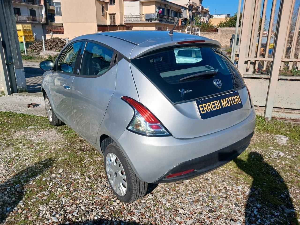 Lancia Ypsilon 0.9 TwinAir 85 CV 5 porte Metano Ecochic Silver