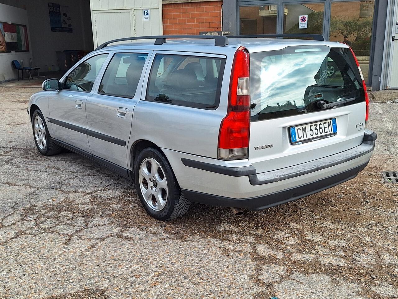 Volvo V70/XC70 V70 2.4 D5 20V cat Momentum FAMIGLIARE