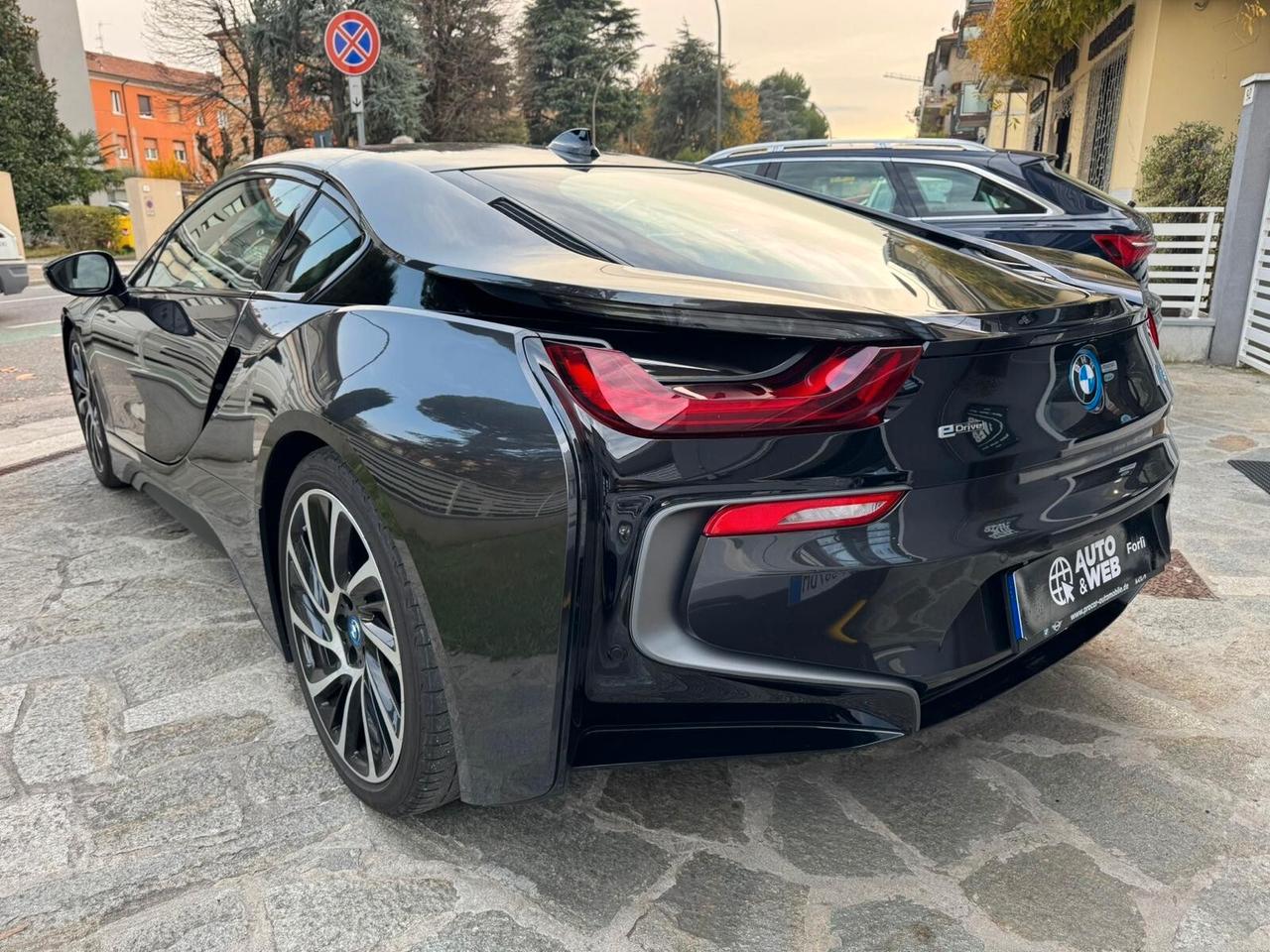 BMW i8 COUPE' TRE VOLUMI HYBRID 231cv
