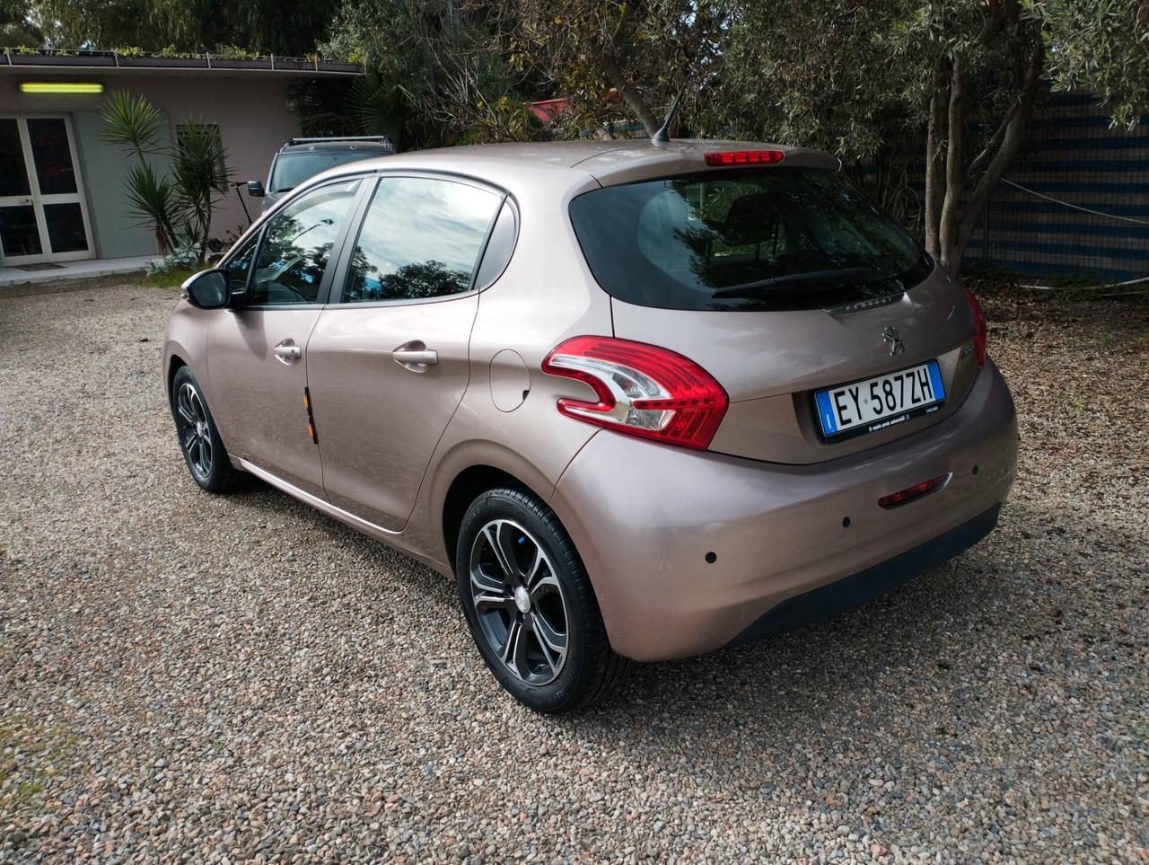 Peugeot 208 1.4 HDi 68 CV 5 porte Allure