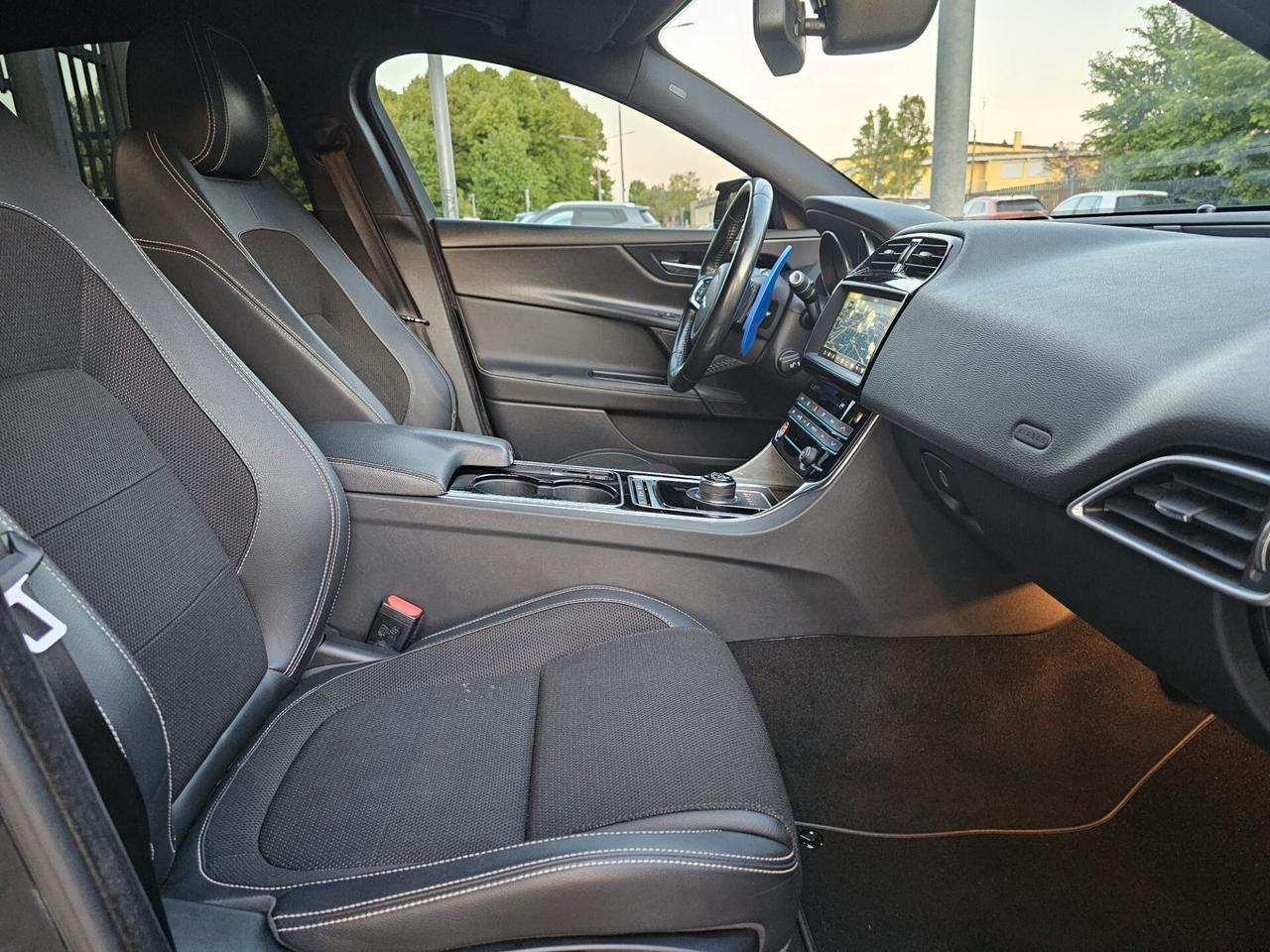 Jaguar XE 2.0 D Turbo 180cv 4WD*R-Sport*Pelle*Navi*19**