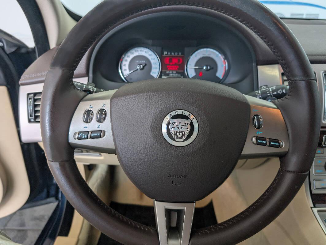 Jaguar XF 2.7d Luxury auto UNI-PROPRIETARIO!