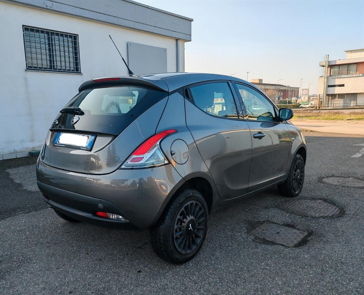 Lancia Ypsilon 0.9 TwinAir 85 CV 5 porte Metano Ecochic Silver