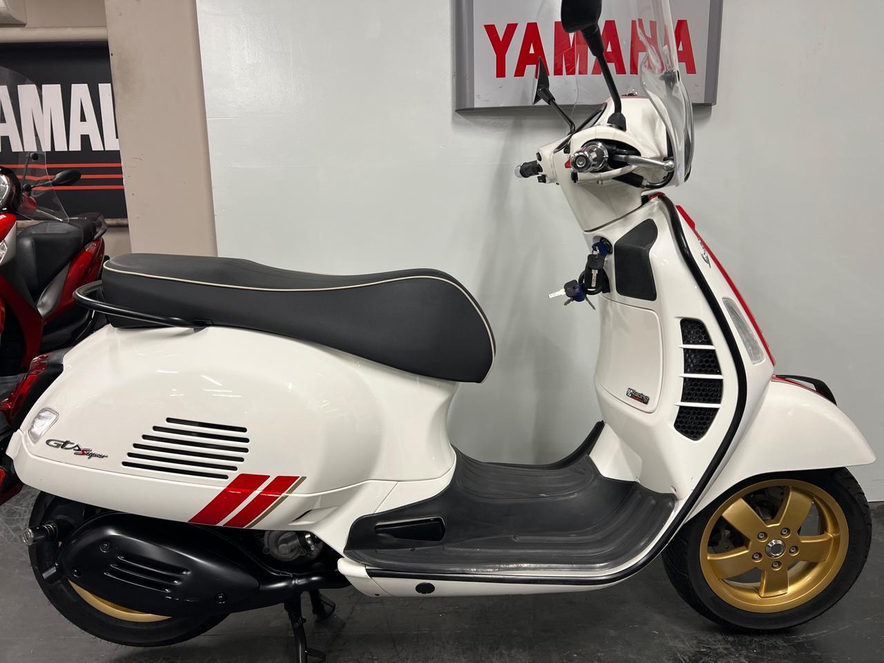Vespa 300 GTS SPORT / RACING SIXTIES
