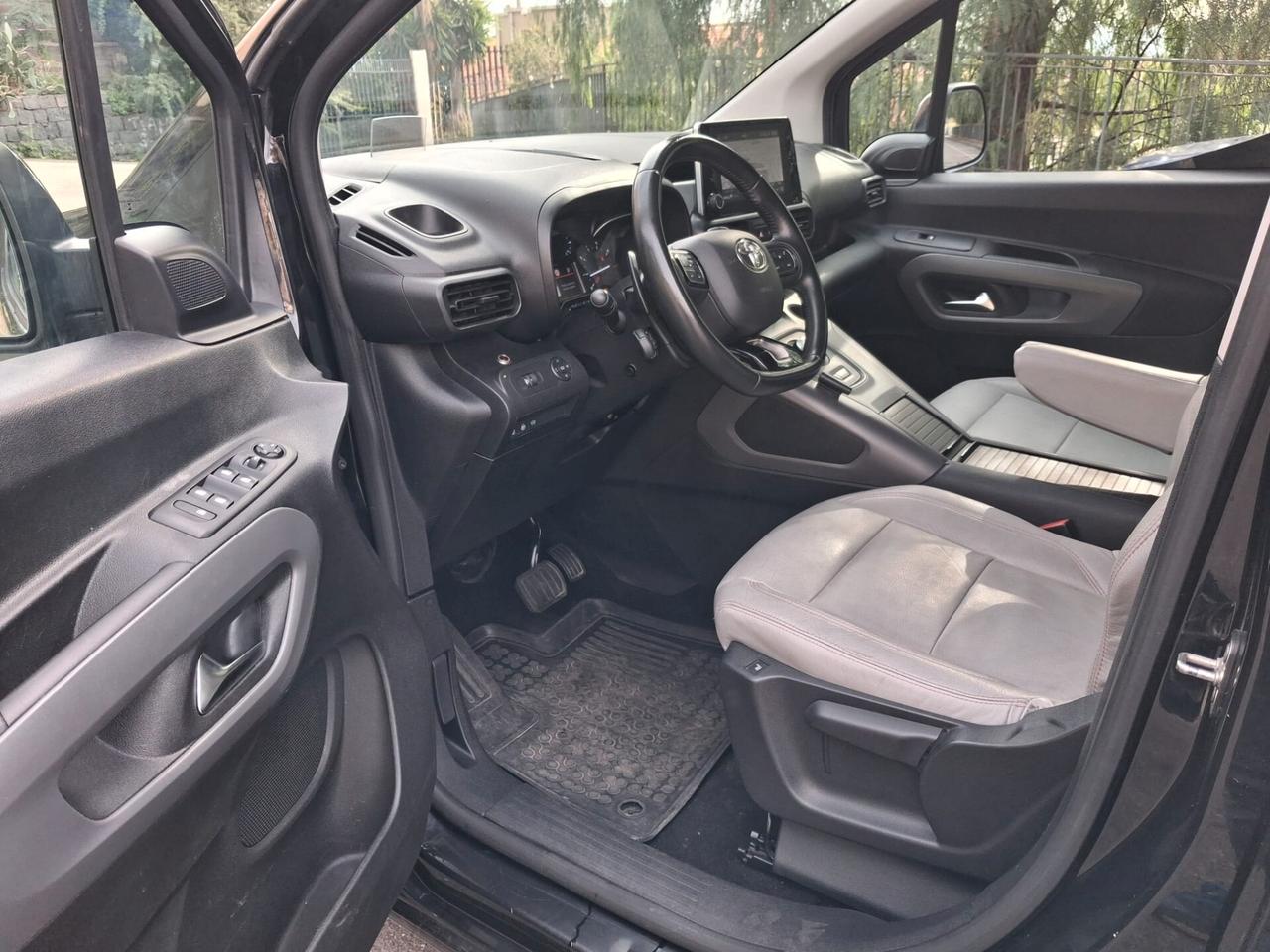 Toyota Proace Pianale ribassato con rampa disabili in carrozzina