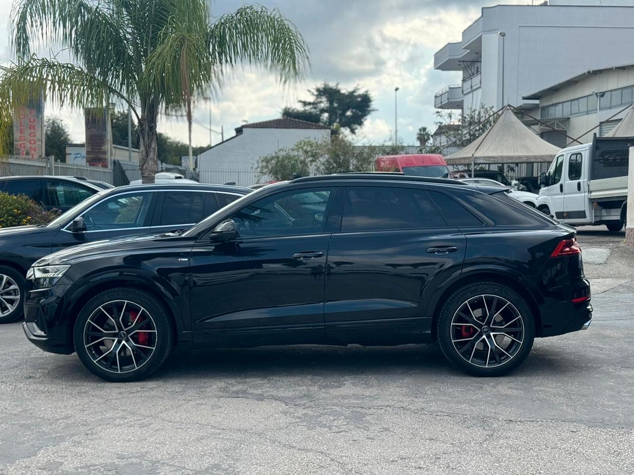 Audi Q8 50 TDI 286 CV TOTAL BLACK