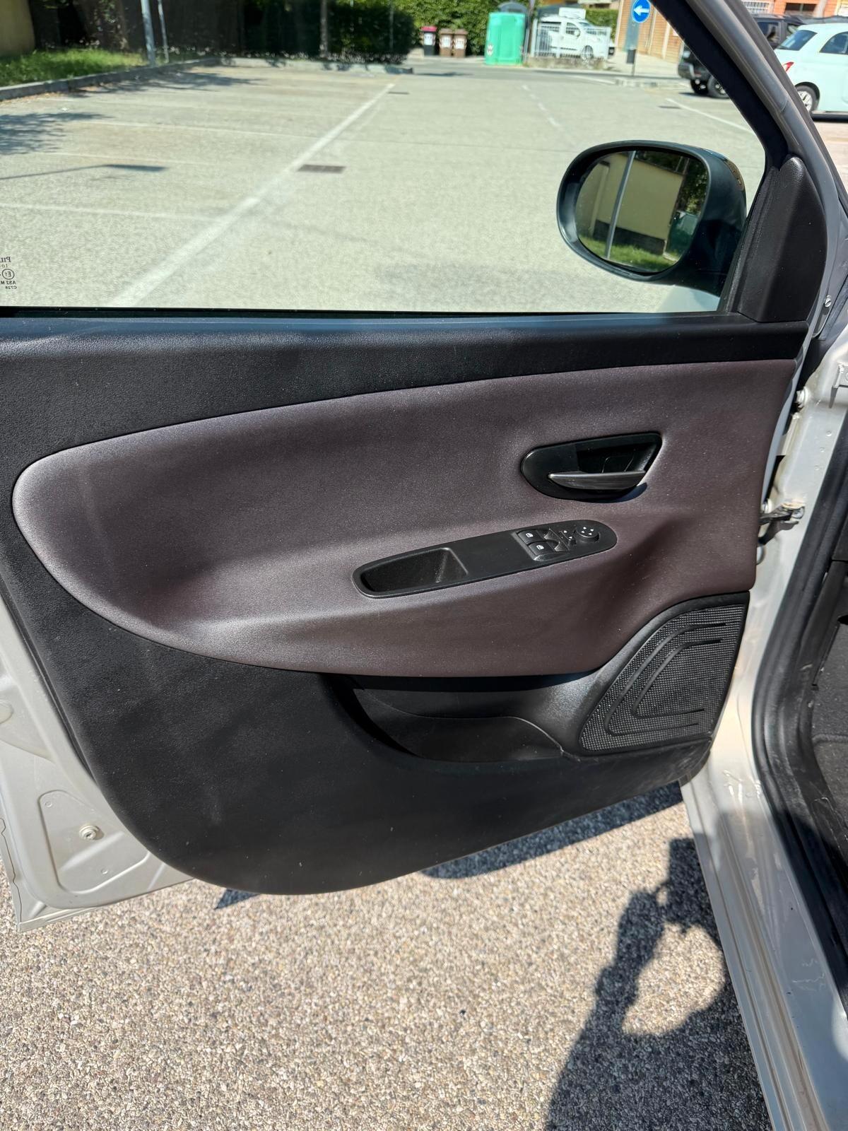 Lancia Ypsilon 1.2 - NEOPATENTATI - 12 MESI DI GARANZIA -