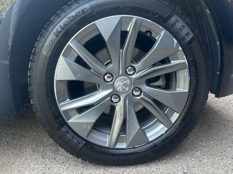 Peugeot e-208 Allure e 136cv