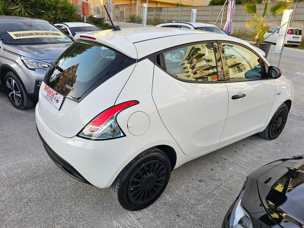 Lancia Ypsilon 1.0 Hybrid Ecochic Gold