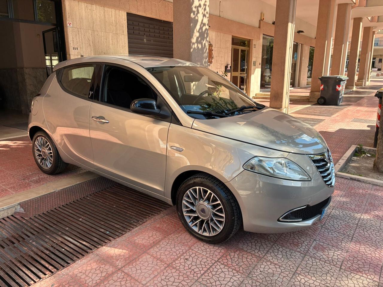 Lancia Ypsilon 1.3MJT 95cv 5p perfetta-12