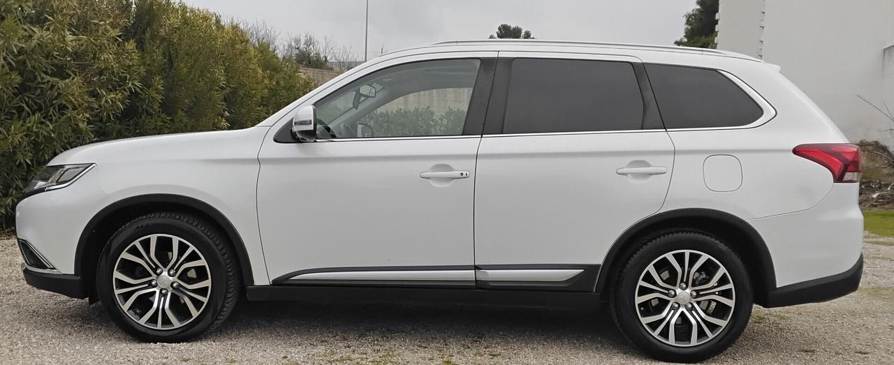 Mitsubishi Outlander 2.2 DI-D 4WD Diamont Plus AUTOCARRO N1