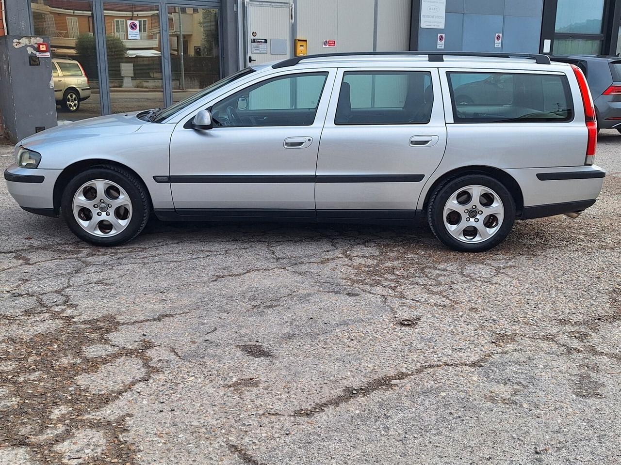 Volvo V70/XC70 V70 2.4 D5 20V cat Momentum FAMIGLIARE