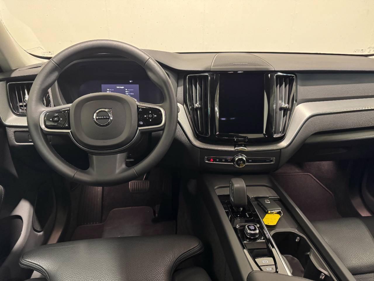 VOLVO XC60 B4 PLUS DARK AUTO