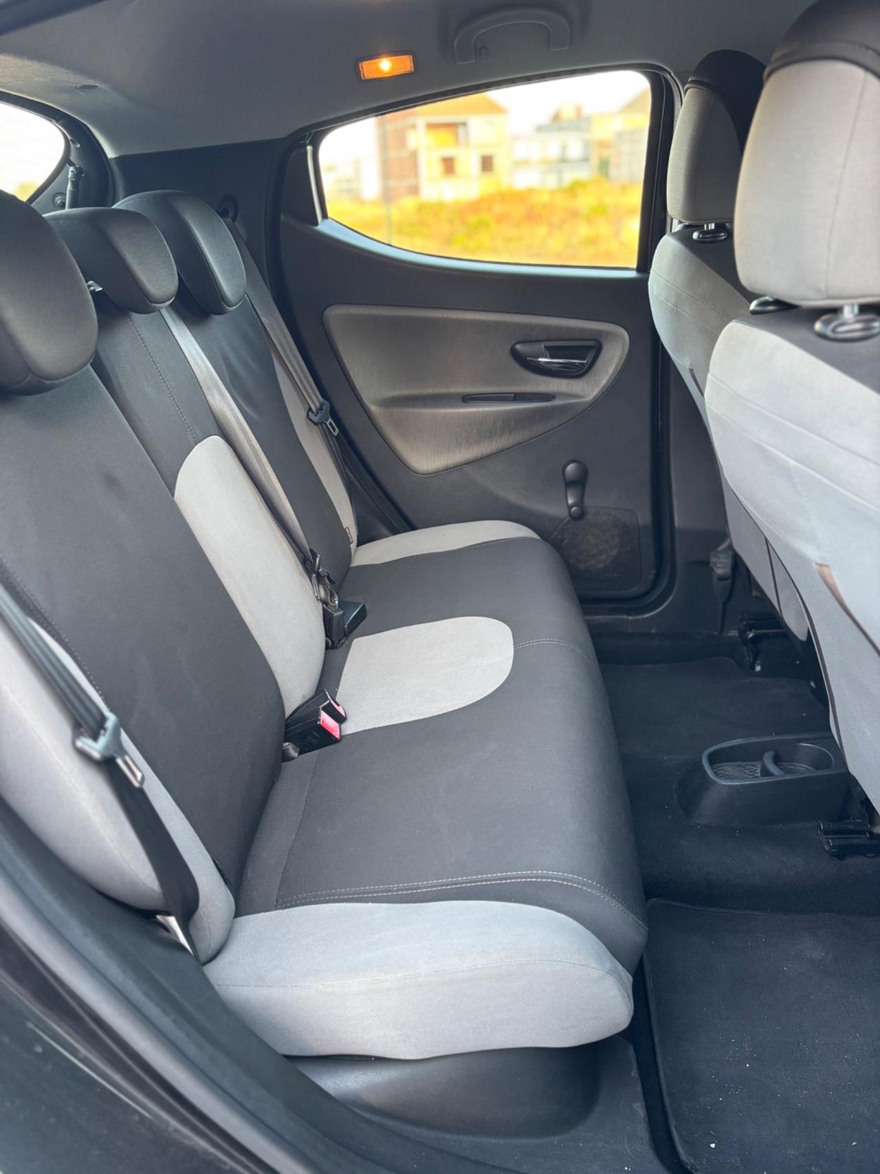 Lancia Ypsilon 1.3 MJT 75 CV Unyca