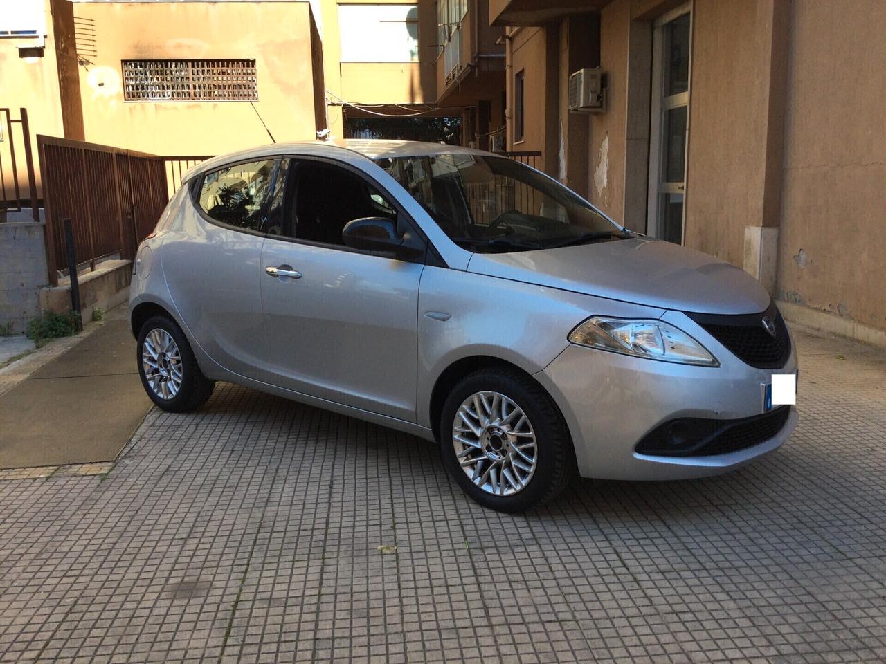 Lancia Ypsilon 1.2 69 CV 5 porte Gold