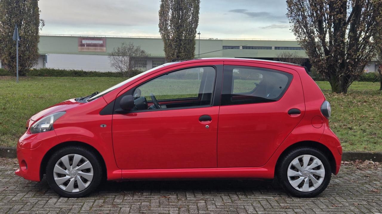 Toyota Aygo 1.0 VVT-i 69 CV 5 porte x-cite