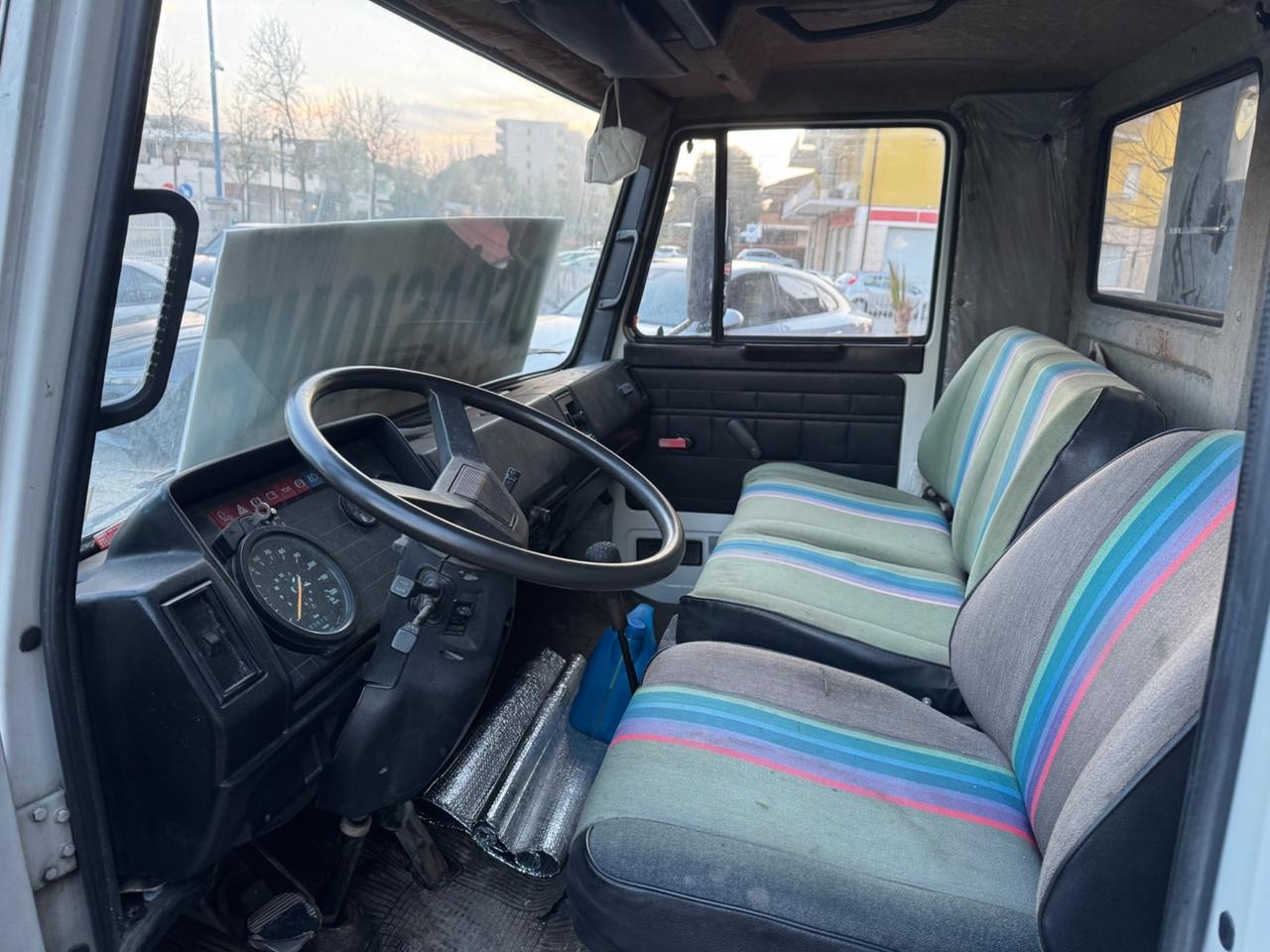 Iveco 65-10 con Gru