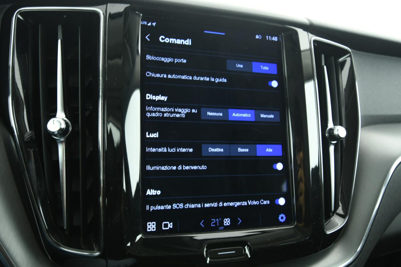 VOLVO XC60 2.0 b4 Momentum awd auto CAMERA+APP CONNECT+FULL LED