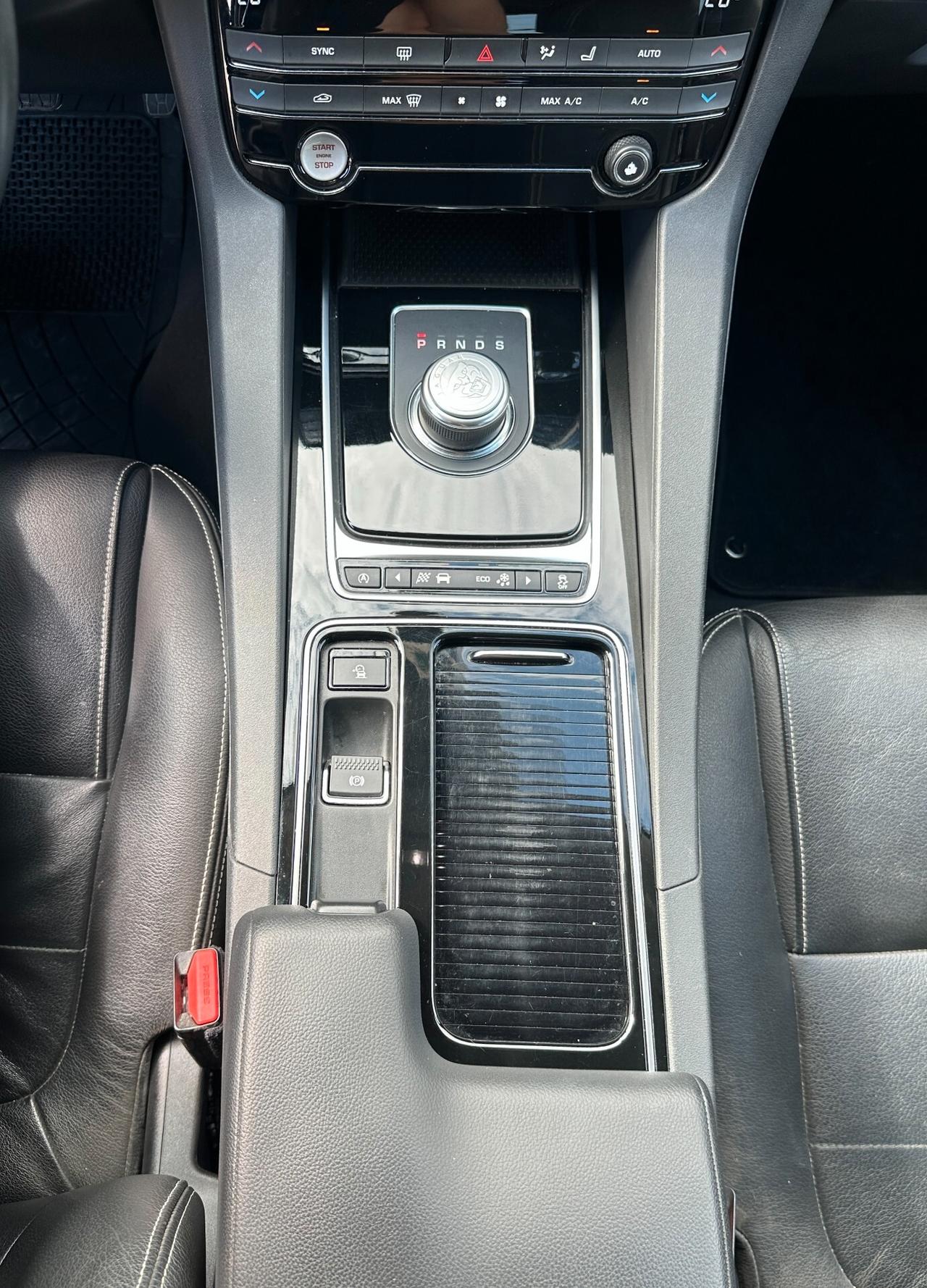Jaguar F-Pace 2.0 D 180 CV