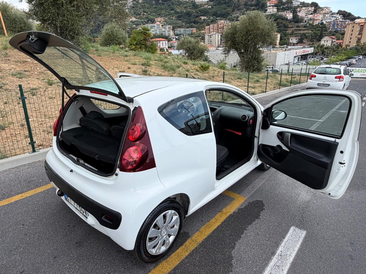Peugeot 107 CON CAMBIO AUTOMATICO NEOPATENTATI