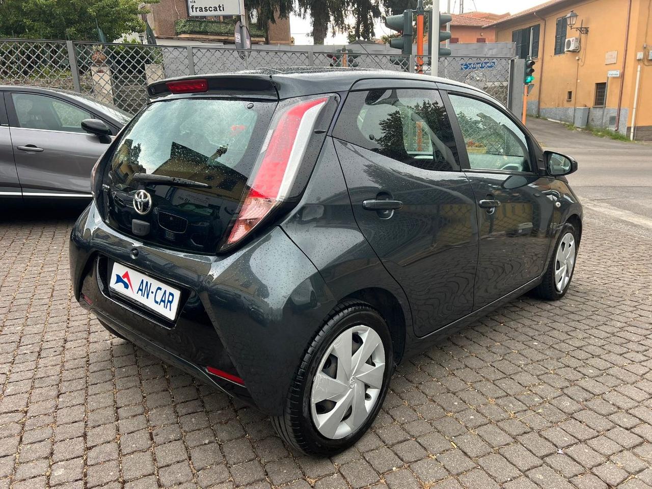 Toyota Aygo 5 Porte 1.0 x-play Automatica