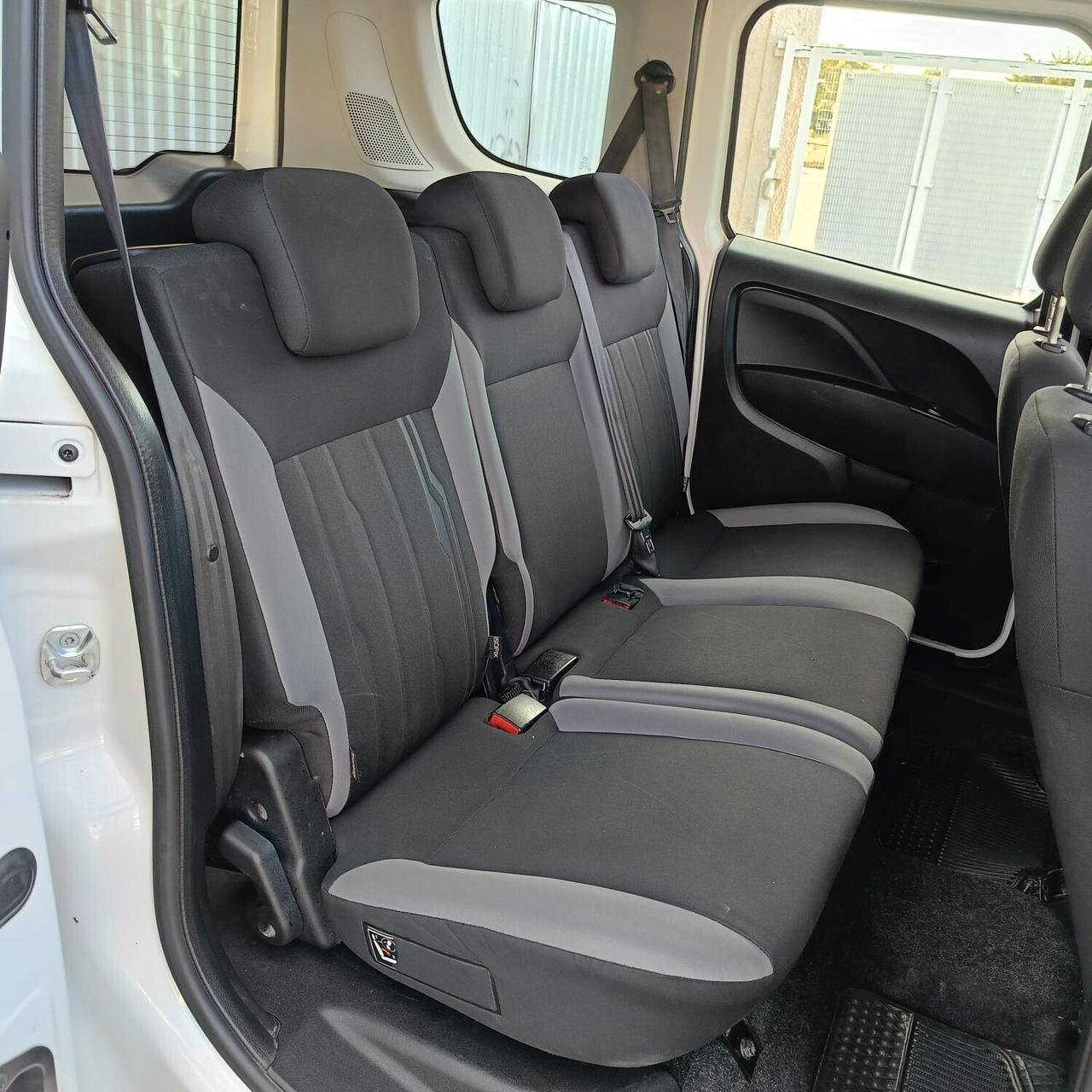 Fiat Doblo 1.3 MTJ Autocarro con gancio traino N1 5 posti