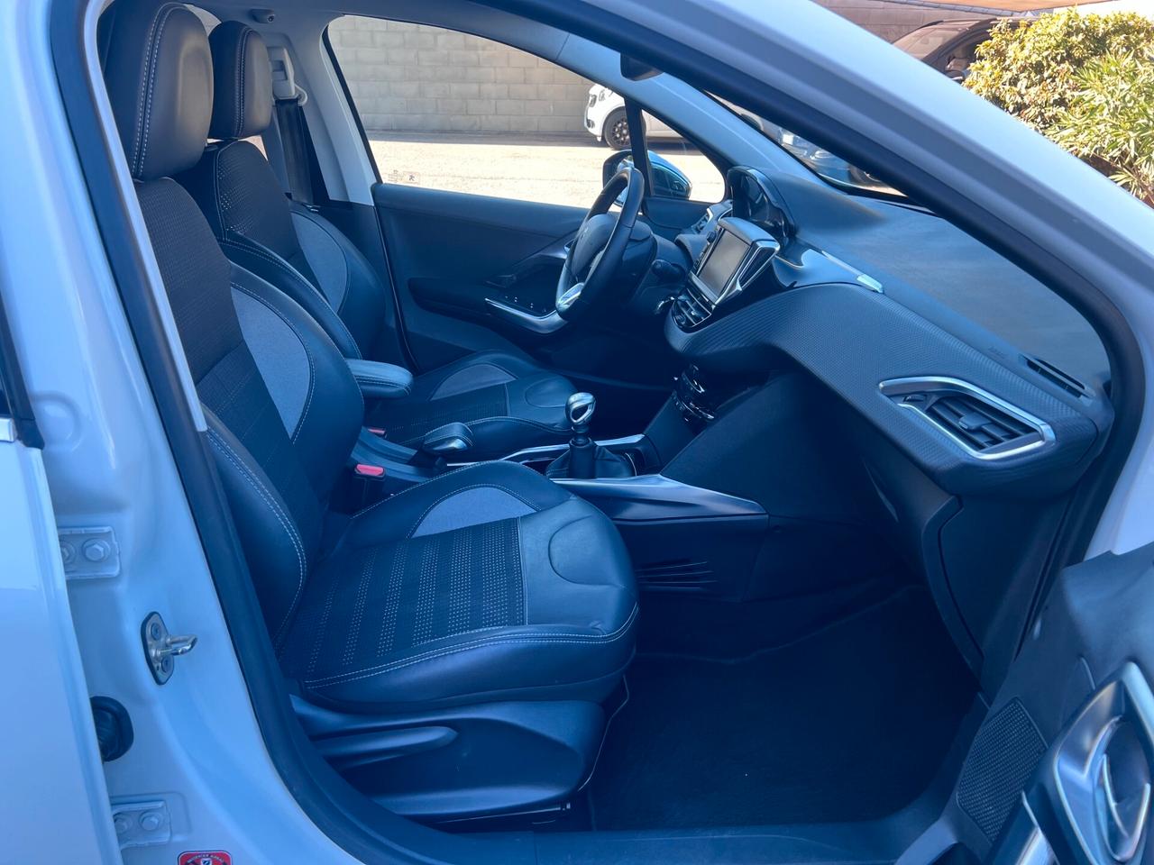 Peugeot 2008 1.6 e-hdi 115cv ALLURE NAVI/PELLE/16; PERFETTA!