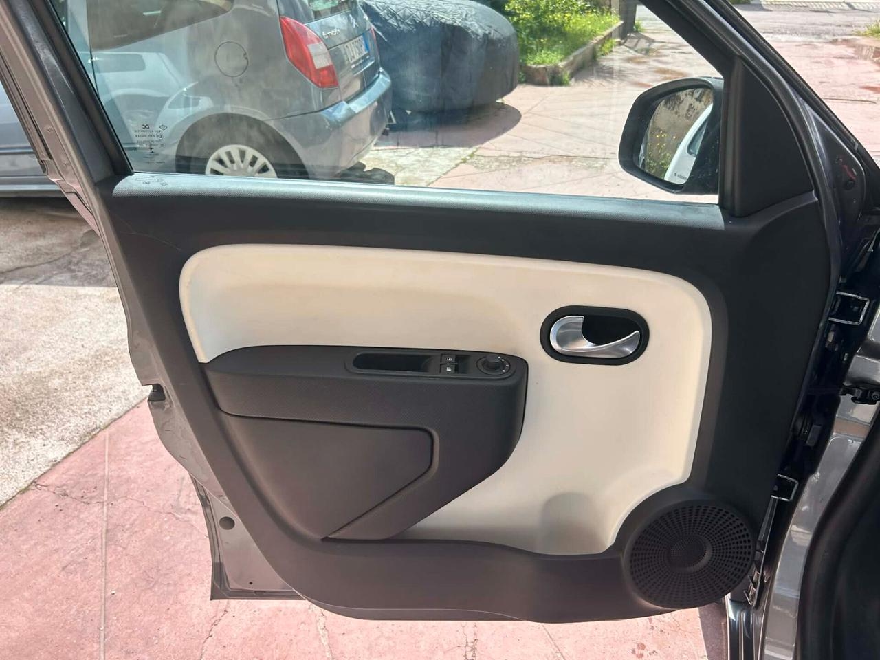 RENAULT TWINGO 1.0 2016 COSMIC LOVELY EDITION