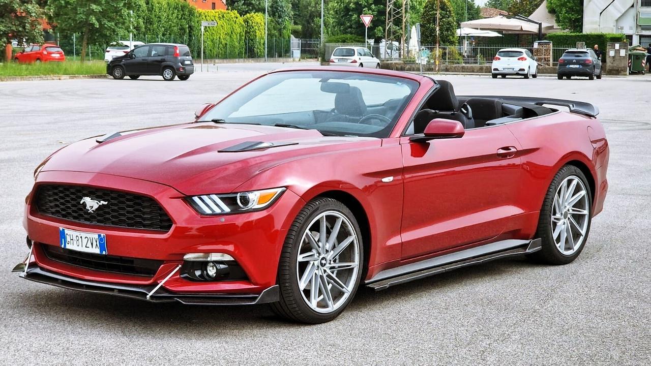 Ford Mustang Fastback 3.7 Cabrio Noleggio