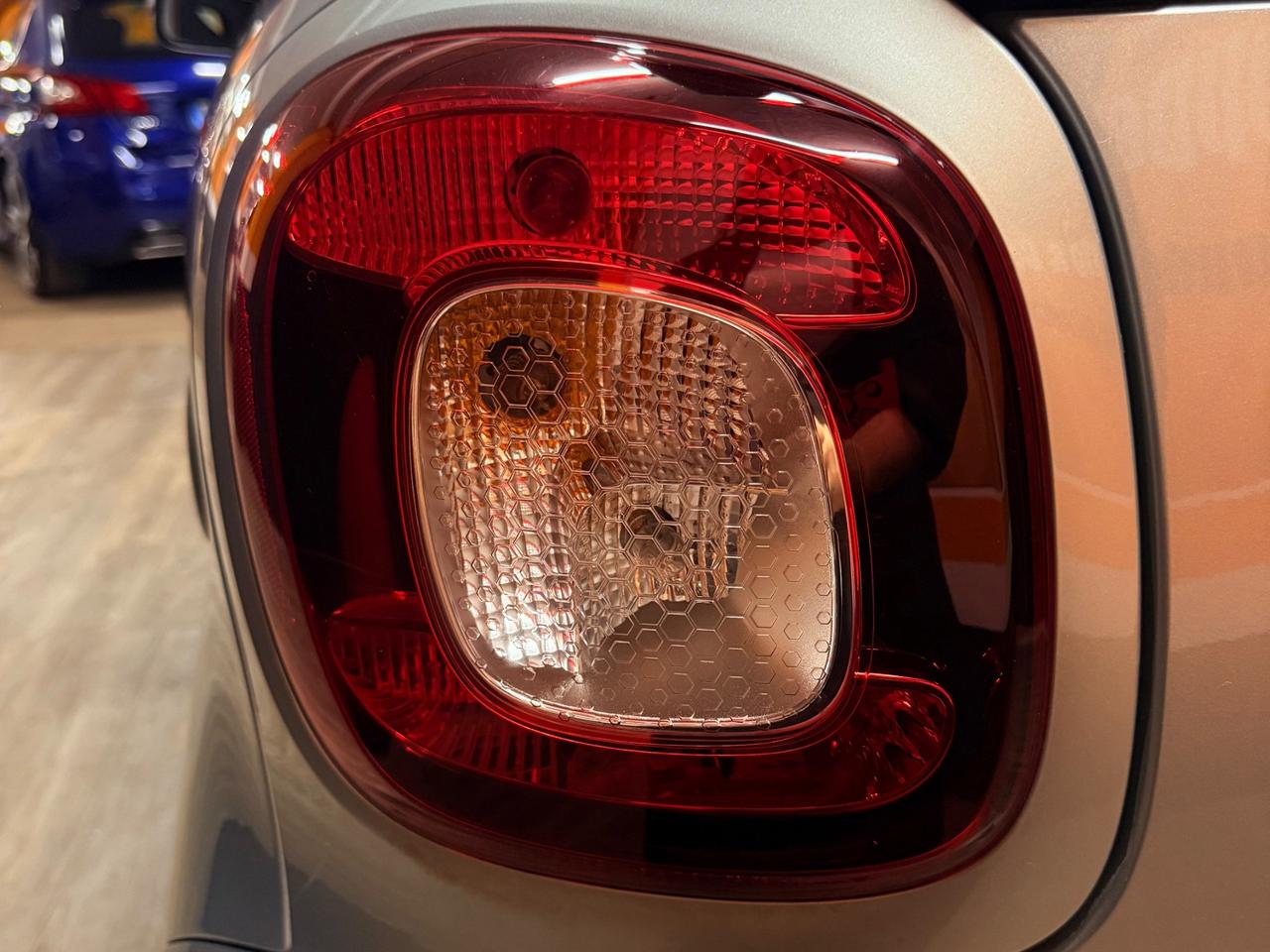 BELLISSIMA SMART FORTWO ADATTA A NEOPATENTATI CON TETTO PANORAMICO CON SOLI 69.625 KM