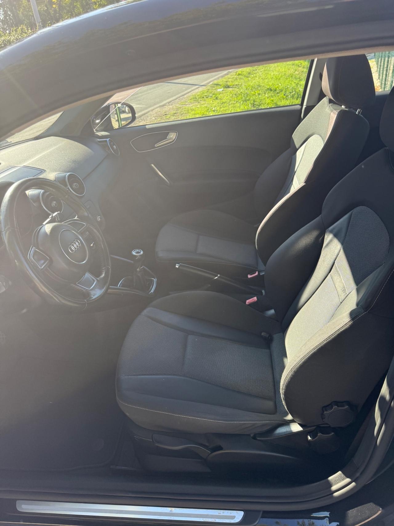 Audi A1 1.6 TDI 105 CV Attraction con GANCIO TRAINO A SCOMPARSA