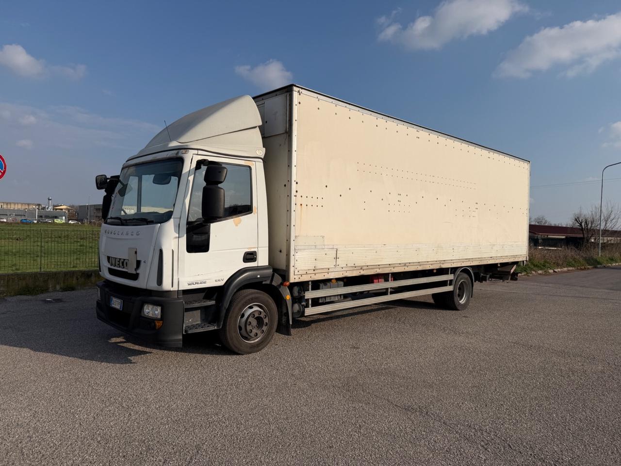 Iveco Eurocargo 12E22 con sponda Cambio Automatico
