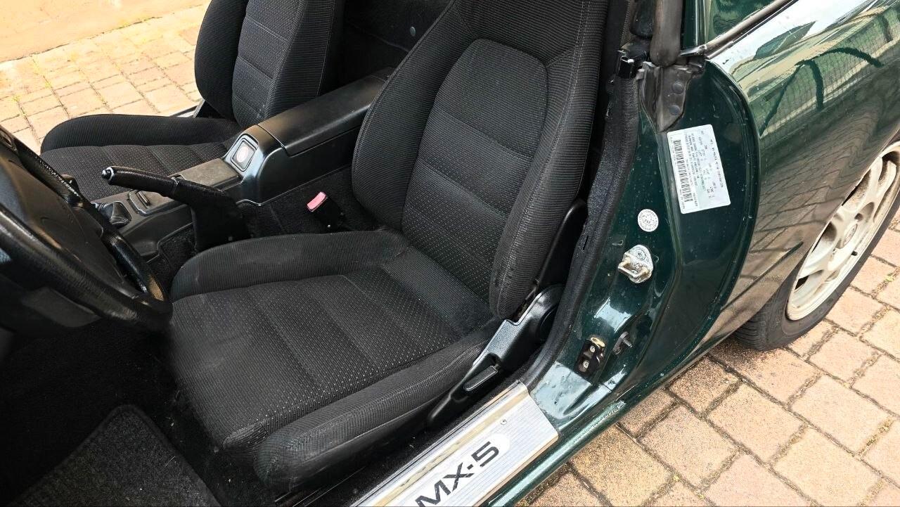 Mazda MX-5 1.8i 16V cat