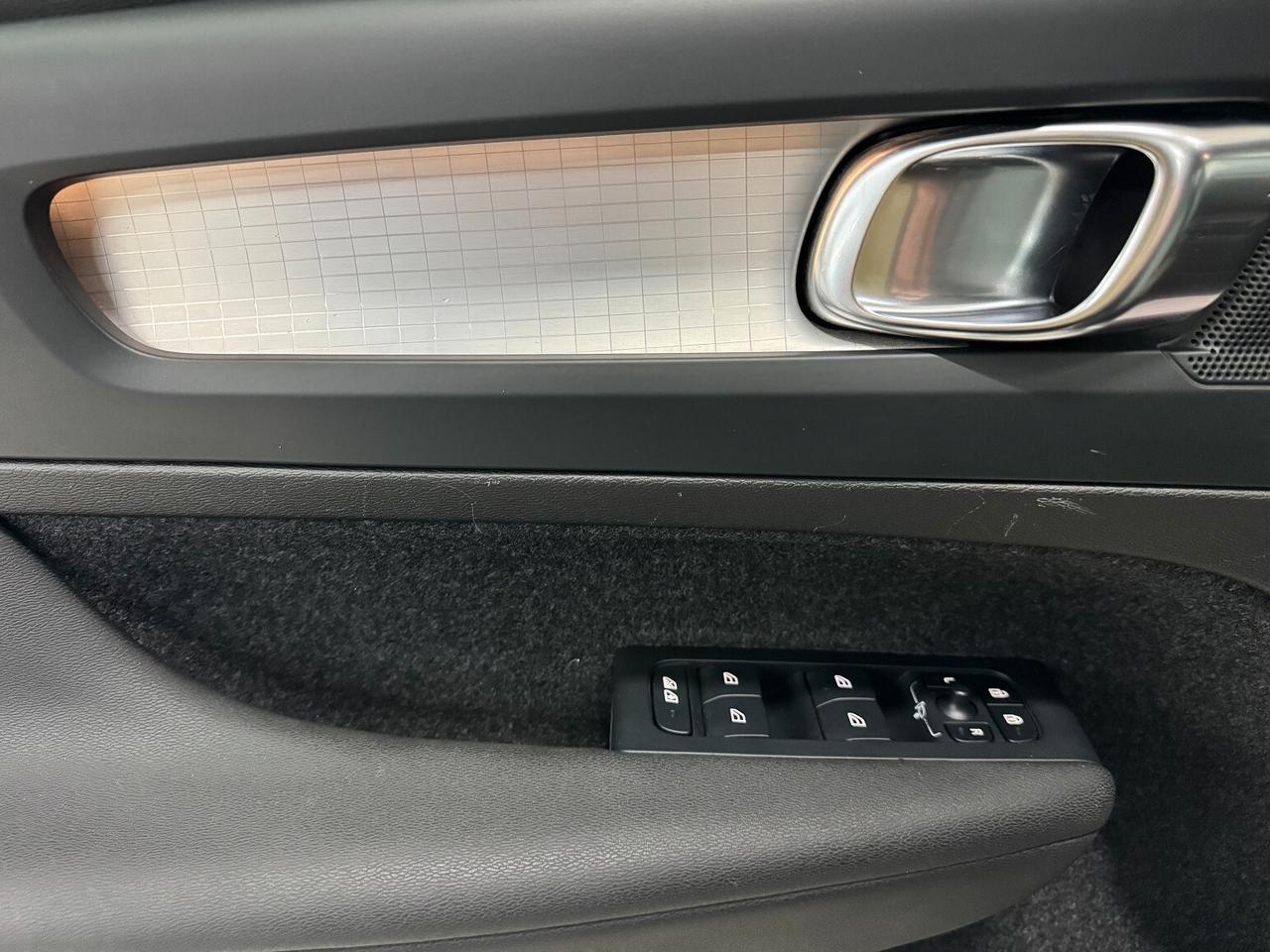 XC40 T4 Plug-in Hybrid Core VETRI SCURI BELLA