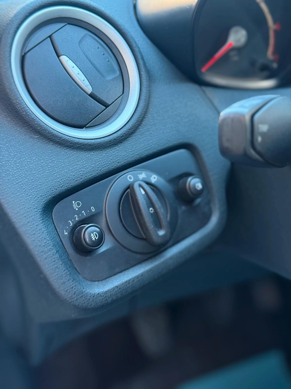 Ford Fiesta 1.2 82CV Titanium 2012