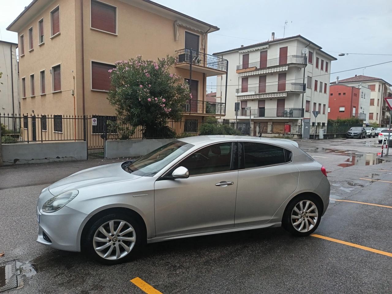 Alfa Giulietta 2.0 JTDm-2 140 CV Distinctive ok neo patente