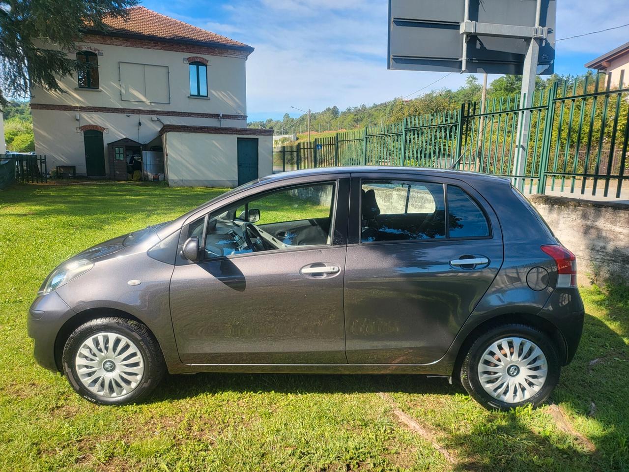 Toyota Yaris 1.0 5 porte Sol